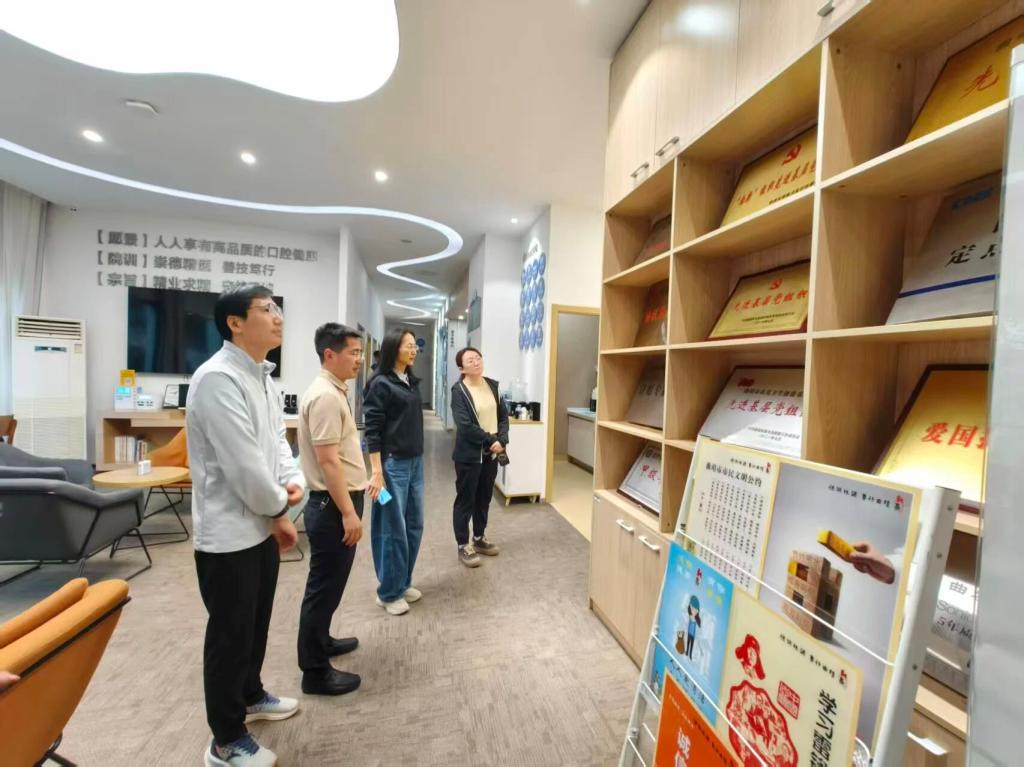 校园新闻 | 党委书记张山带队赴曲靖口腔医院开展访企拓岗促就业行动